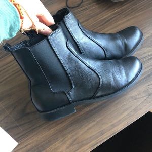 Black Chelsea boots. Great condition !